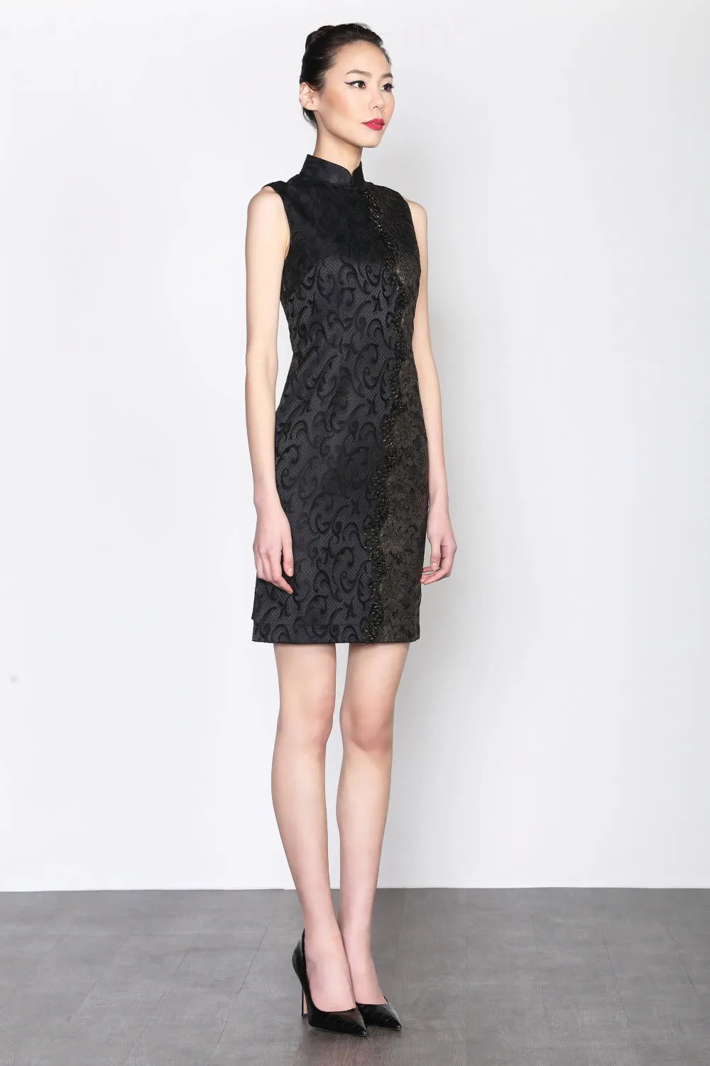 BLACK JACQUARD SLEEVELESS QIPAO WITH GOLD FOIL LACE SIDE PANEL AND MESH RUFFLE