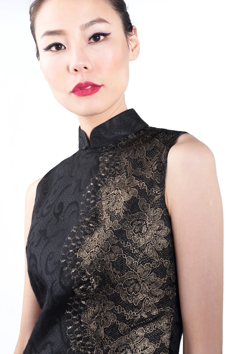 BLACK JACQUARD SLEEVELESS QIPAO WITH GOLD FOIL LACE SIDE PANEL AND MESH RUFFLE