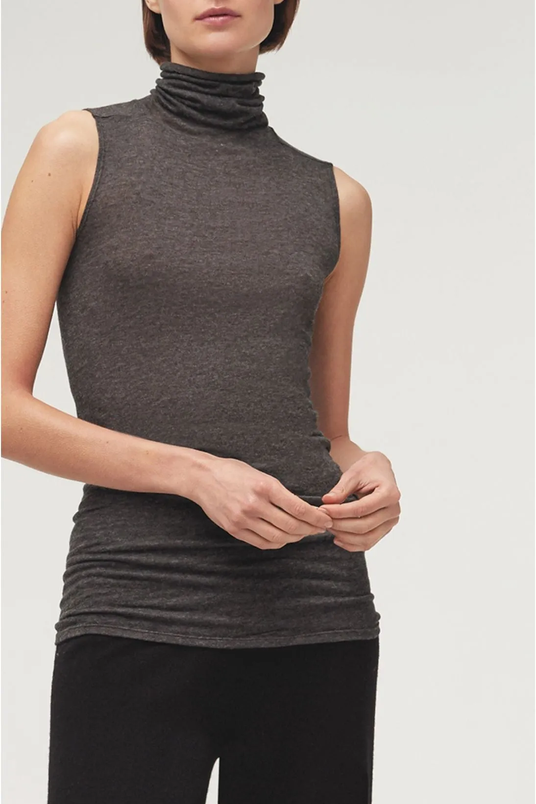 CASHMERE SKIN SLEEVELESS TURTLENECK