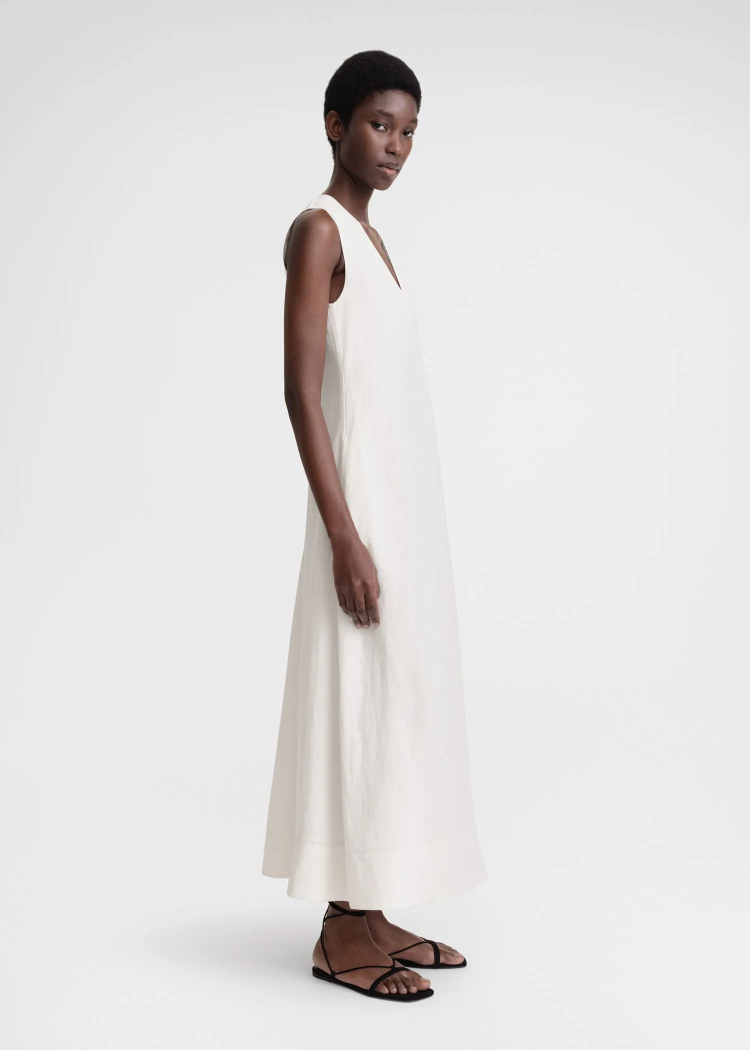 Fluid V-neck dress off white