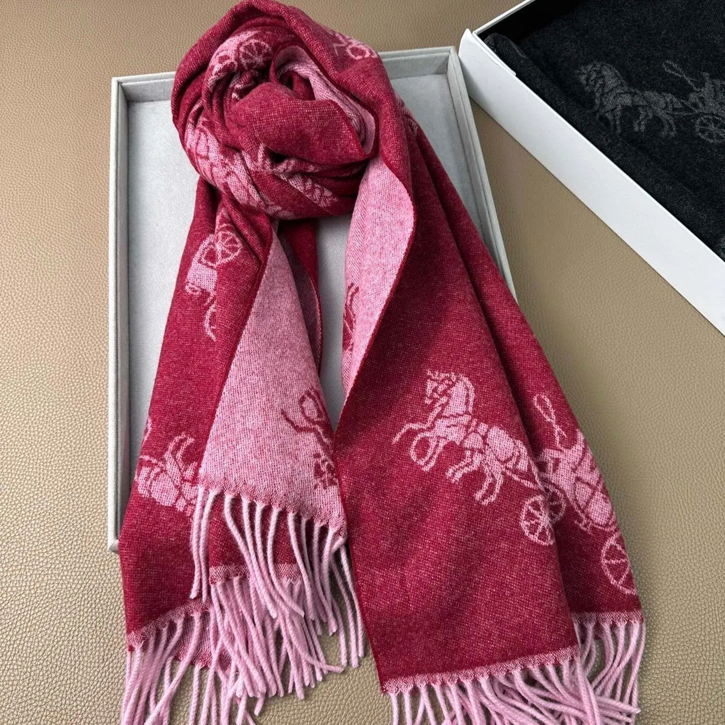 HORSE & CARRIAGE PRINT SCARF 195 CM IN RED PINK 375240