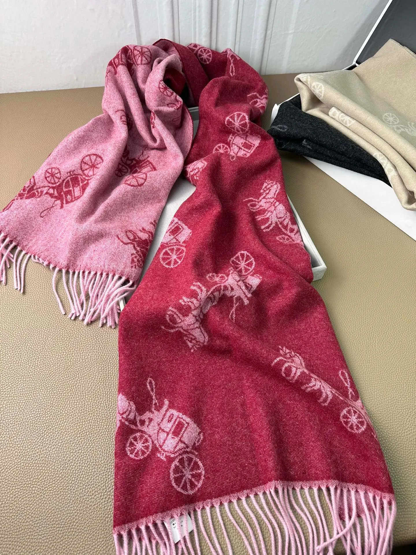 HORSE & CARRIAGE PRINT SCARF 195 CM IN RED PINK 375240