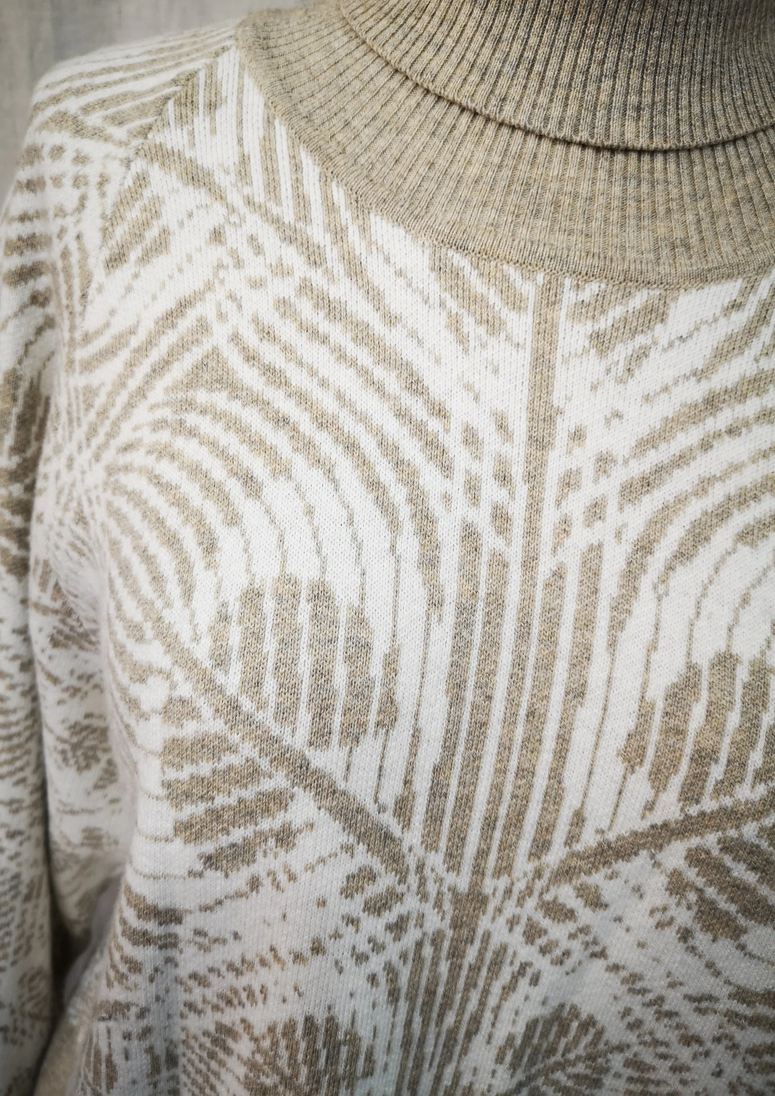 SWEATER TURTLENECK - KNIT JACQUARD beige/white